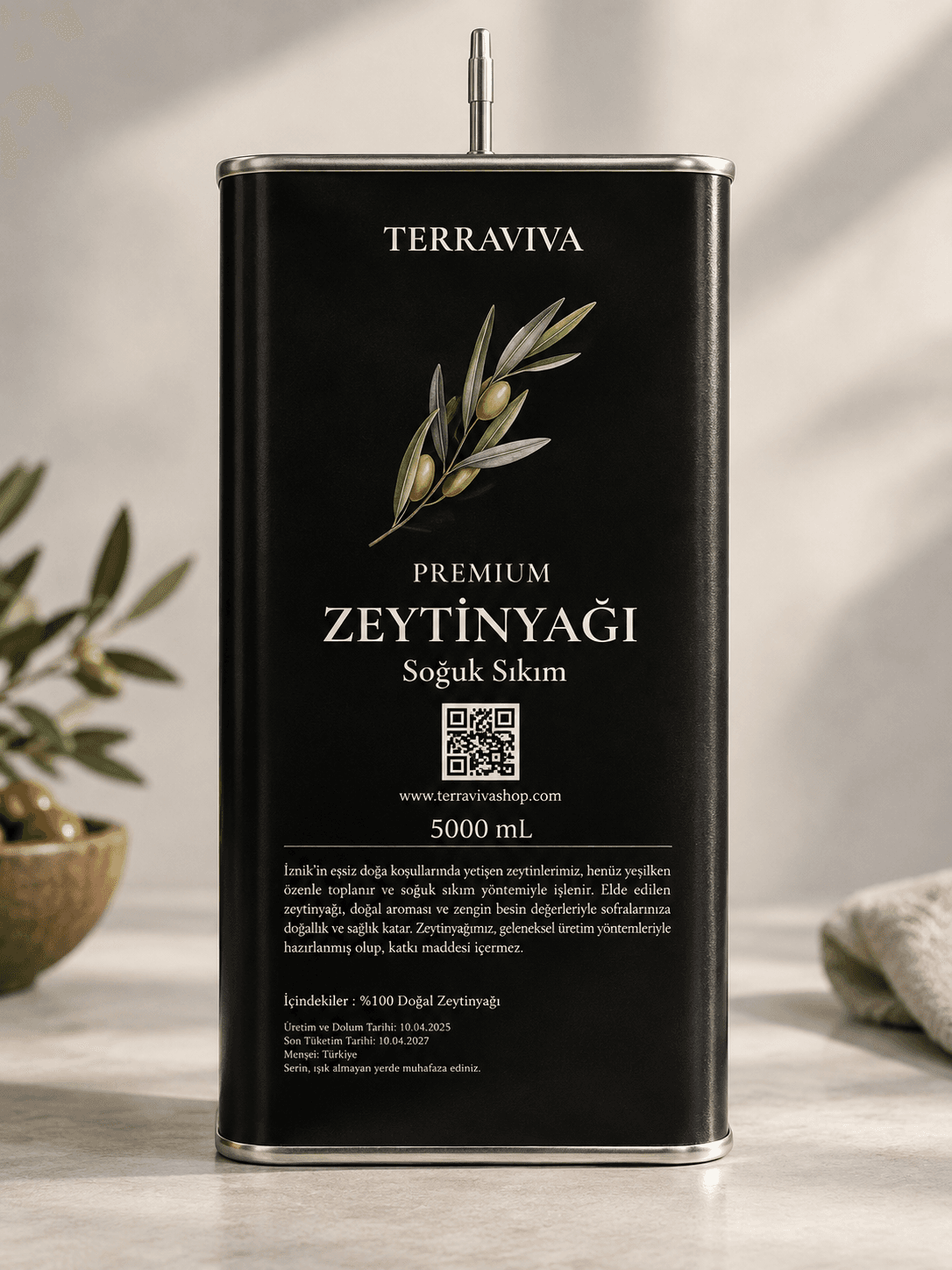 TERRAVIVA Erken Hasat Zeytinyağı, 5000 mL siyah teneke; yanında cam şişede zeytinyağı ve zeytin dolu kase